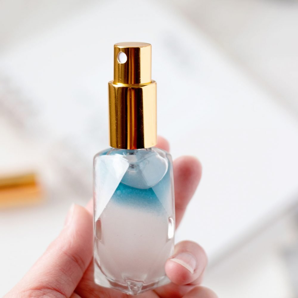 Make this gorgeous DIY essential oil perfume with only 5 ingredients!
