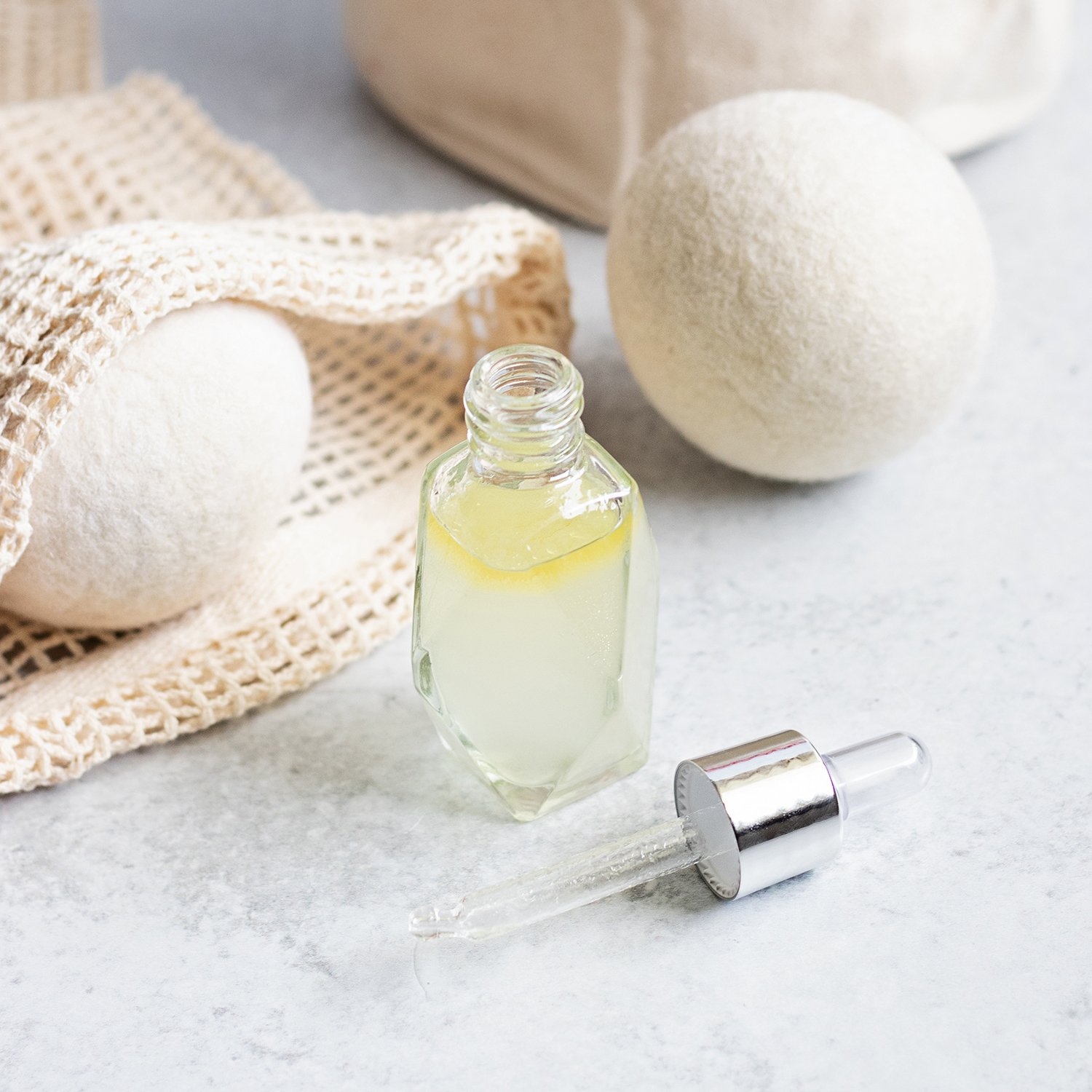 How to use wool dryer balls with essential oils. So easy!!